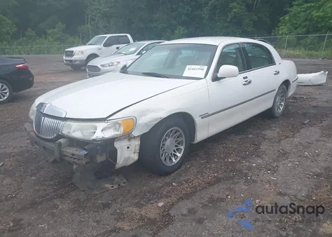 2002 Lincoln Town Car Sig. Prem./Signature from USA, damaged, VIN 1LNHM82W12Y656800